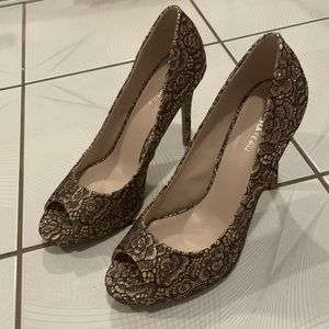 NEW Le Chateau Gold and Black Mesh 4.5” High Heels